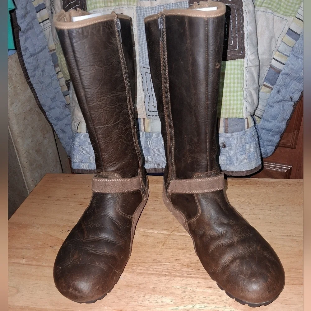 Merrell Otter Womens Brown Leather Tall Boots In A Size 7.5. Great Condition
